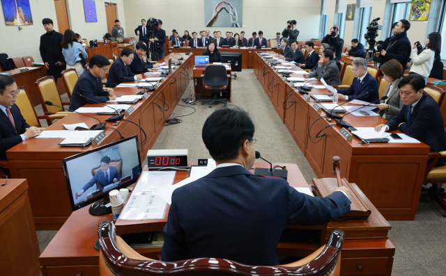 장제원(맨앞쪽 중앙) 과학기술정보방송통신위원회 위원장이 8일 오전 국회에서 열린 과학기술정보방송통신위원회 전체회의에서 의사봉을 두드리고 있다. 이날 회의에서는 윤석열 정부가 국정과제로 추진해 온 우주항공청특별법이 국회 과학기술방송통신위원회를 통과했다. 연합뉴스
