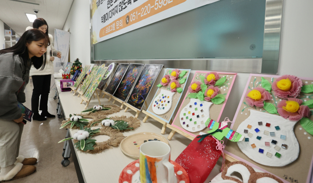 치매환자가 ‘쉼터’ 프로그램에 참여해 만든 작품전시회 ‘순간의 기억, 작은 전시회’가 지난해 12월 부산 사하구 제2청사 3층 치매안심센터에서 열렸다. 강선배 기자 ksun@