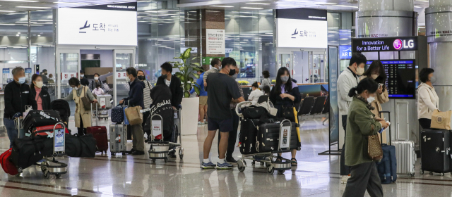 관광객 유치의 걸림돌인 김해국제공항의 ‘출국 제한’을 개선해야 한다는 목소리가 높다. 김해공항 입국장 모습. 부산일보