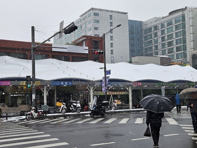 경기도 성남 모란시장 풍경. 모란시장은 한때 전국 최대 개 시장으로 꼽혔던 곳으로 개식용종식법으로 인해 시장 내 '개고기' 취급 점포가 문을 닫게 될 것으로 보인다. 연합뉴스