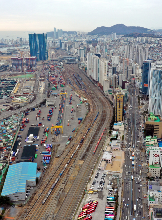 철도 지하화 사업의 원활한 수행을 위한 '철도 지하화 및 철도부지 통합개발에 관한 특별법'이 9일 국회를 통과했다. 부산 동구와 중구 도심과 북항재개발 지역을 단절하고 있는 부산진역~부산역 사이 철길 모습. 정종회 기자 jjh@