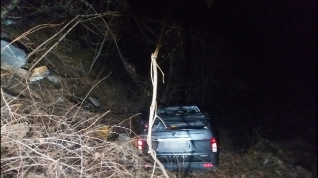 10일 오전 6시 10분께 경남 하동군 금남면에서 SUV 차량이 미끄러지며 추락한 모습. 경남소방본부 제공