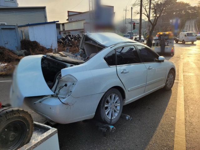 10일 오전 8시 37분 경남 사천시 남일대해수욕장 입구 편도 2차로에서 SM5 승용차가 직진하다가 얼어붙은 도로에 미끄러져 맞은편에서 운행하던 30인승 버스를 운전석 쪽으로 충격해 파손된 모습. 독자 제공