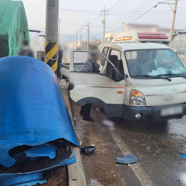 10일 오전 8시께 밀양시 삼랑진읍 임천리 한 편도1차로에서 1t 화물차가 도로 결빙으로 미끄러져 중앙선을 넘어 반대쪽에 있던 전봇대를 들이받은 모습. 독자 제공