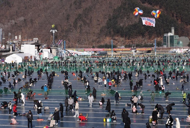 국내 대표 겨울 축제인 '2024 얼음나라 화천 산천어축제'를 찾은 관광객들이 얼음낚시를 즐기고 있다. 연합뉴스