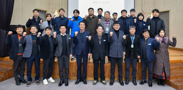 거제해양관광개발공사는 10일 거제시공공청사 6층 대회의실에서 ‘2024년 노사 공동 혁신 재도약 선포식’을 열고 올해 구조 개혁과 재무 건전성 강화 등 전사적인 혁신 활동에 전력하기로 뜻을 모았다. 공사 제공