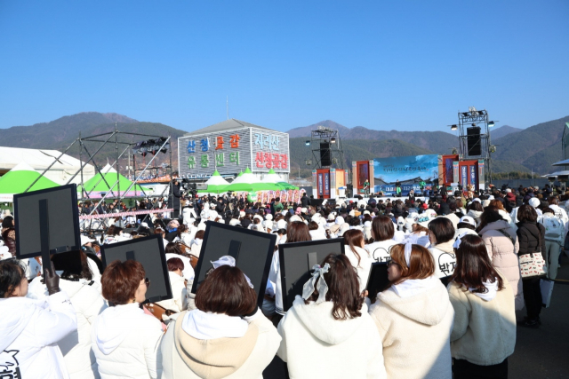 지리산 고종시 명품 곶감을 맛보고 즐길 수 있는 지리산산청곶감축제가 11일 개막했다. 김현우 기자