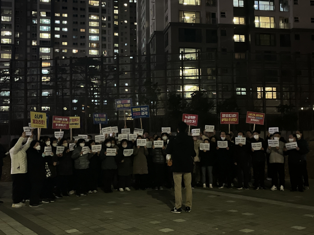 12일 오후 9시께 부산 금정구 장전동 한 아파트 주민들이 부산시건설본부 온천5호교 공사 과정에서 발생한 문제점을 지적하며 시위를 벌이고 있다. 양보원 기자