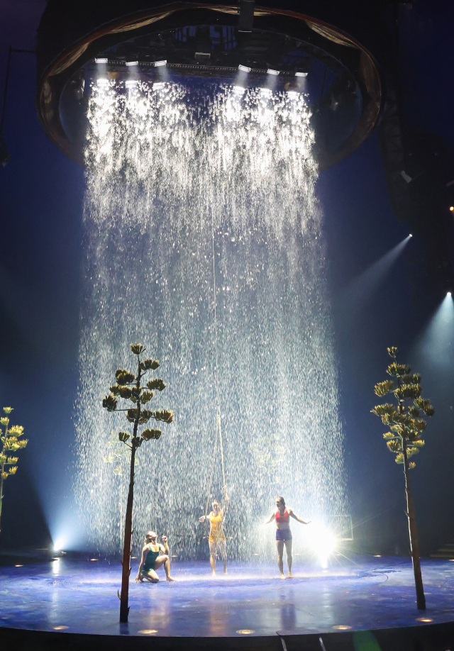 세계적인 아트 서커스 그룹인 ‘태양의 서커스’ 의 ‘루치아(LUZIA)’ 개막을 하루 앞둔 12일 주요 쇼 장면의 아티스트들이 부산 신세계센텀시티 내 빅탑에서 리허설을 하고 있다. 태양의서커스 정점이라고 불리는 '루치아'는 투어 공연 최초로 고난도 곡예에 물을 도입해 드라마틱하고 환상적인 예술의 경지를 선보이는 작품이다. 김종진 기자 kjj1761@