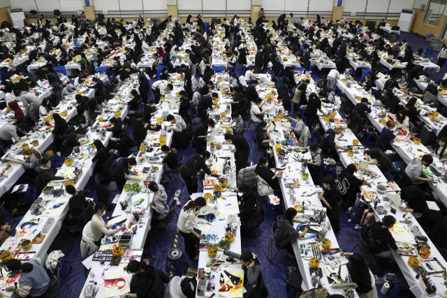 14일 오전 서울 삼육대학교에서 열린 2024학년도 대입 정시모집 미술 실기고사에서 수험생들이 시험을 치르고 있다. 연합뉴스