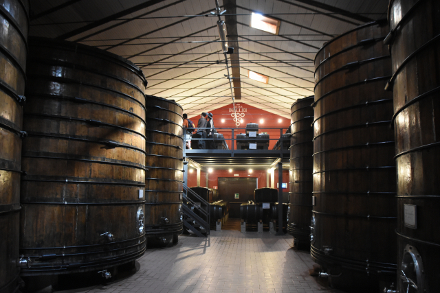 미식투어 참가자들이 초대형 목재통이 즐비한 발사믹 식초 공장을 둘러보고 있다. 손준호 준투어 대표