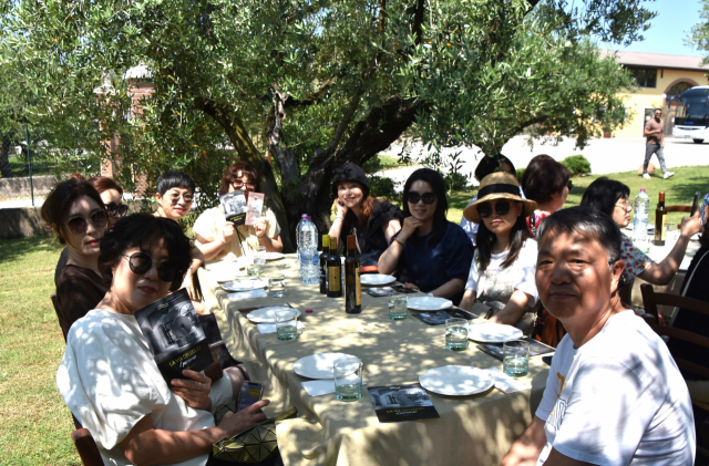 미식투어 참가자들이 올리브오일 생산 공정을 살펴본 뒤 올리브오일 시식을 기다리고 있다. 손준호 준투어 대표