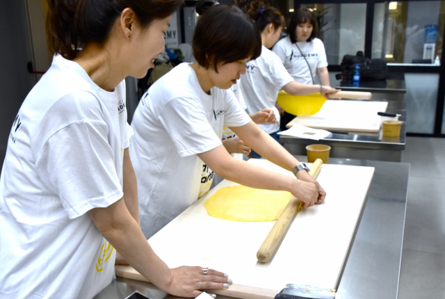 미식투어 참가자들이 볼로냐 쿠킹 클래스에서 이탈리아 정통 파스타 제조법을 배우고 있다. 손준호 준투어 대표