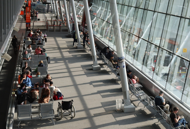 폴란드 바르샤바국제공항에서 여행객들이 환승을 위해 기다리고 있다. 남태우 기자