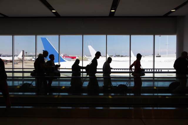 여행객들이 유럽의 한 국제공항에서 환승하기 위해 이동하고 있다. 이미지투데이