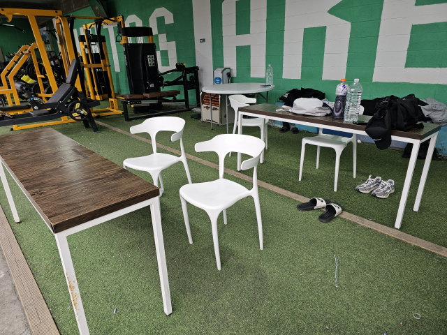 준타스 풋살 아레나 경기장 맞은 편에 마련된 대기 공간 중 일부. 의자와 테이블이 많아 짐을 올려두고 쉴 수 있다. 다양한 헬스 기구도 이용할 수 있지만 풋살에만 집중하는 참가자가 대부분이다. 조경건 부산닷컴 기자