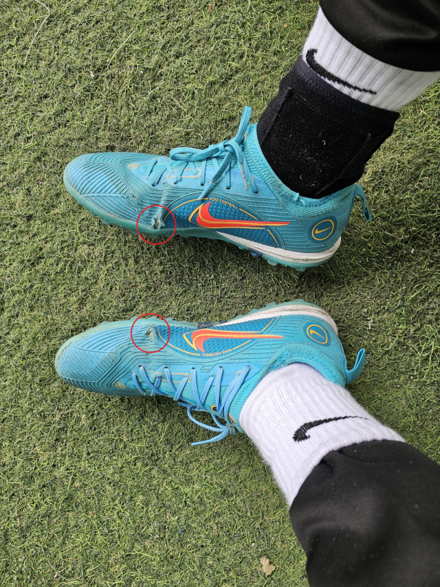 긴장과 설렘을 안고 자리에 앉아 풋살화를 신었다. 기자가 착용한 모델은 나이키 머큐리얼 베이퍼14 프로 TF. 착화감이 우수하지만, 축구화를 신을 때마다 접히는 전족부 측면 하단(붉은색 동그라미 표시)이 쉽게 해지는 내구성 문제가 있다. 한 번 접질린 뒤 잊을 만하면 부상이 도지는 오른쪽 발목에는 잠스트 A1 보호대를 착용한 상태. 조금 뻣뻣하지만 경기에 방해가 될 정도는 아니고, 무엇보다도 부상 방지 효과가 확실하다.