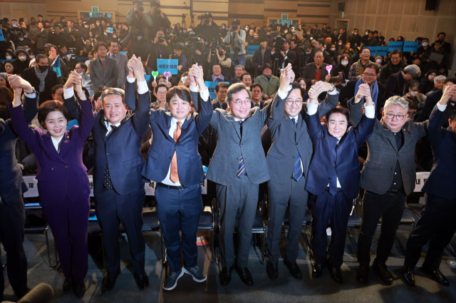 제3지대 통합정당 추진 세력이 ‘당명’에서부터 이견을 드러냈다. 사진은 지난 16일 서울 영등포구 서울여성플라자에서 열린 새로운미래 출범식에서 참석자들과 함께 기념촬영을 하는 모습. 왼쪽부터 한국의희망 양향자 대표, 이관승 민생당 공동대표, 개혁신당 이준석 정강정책위원장, 이낙연 전 대표, 새로운선택 금태섭 대표, 이석현 전 국회부의장, 미래대연합(가칭) 조응천 의원. 연합뉴스 제공.