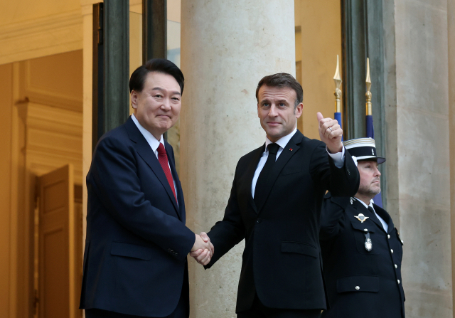 프랑스를 방문한 윤석열 대통령이 지난해 11월 24일(현지시간) 파리 엘리제궁에서 열린 한·프랑스 조찬 겸 정상회담에서 에마뉘엘 마크롱 대통령과 기념촬영을 하고 있다. 공동취재단 제공