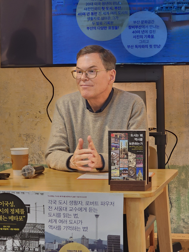 18일 부산 동구 창비 부산에서 로버트 파우저 전 서울대 교수의 북콘서트가 열리고 있다.