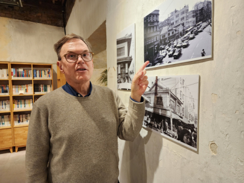 로버트 파우저 전 서울대 교수가 1982년부터 자신이 직접 찍은 부산의 사진에 대해 이야기하고 있다.