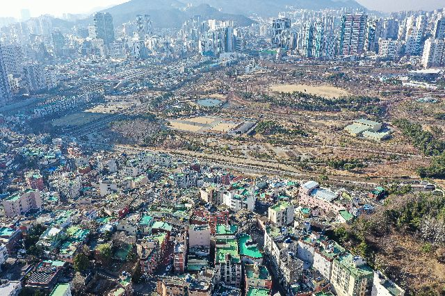 시민공원 촉진4구역 재개발 사업의 시공사인 현대엔지니어링이 449만 원 수준이던 평당 공사비를 1126만 원으로 증액을 요구해 조합원들이 분통을 터뜨리고 있다. 촉진4구역에서 바라본 부산시민공원 전경. 부산일보 DB