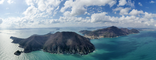 ‘부산글로벌허브도시 조성을 위한 특별법’이 시행되면 부산은 싱가포르처럼 풍부한 물류·금융·첨단산업 인프라를 갖춘 국제 비즈니스 도시로 비상할 수 있다. 글로벌 허브도시 도약의 핵심 인프라가 될 가덕신공항 예정 부지. 김종진 기자 kjj1761@