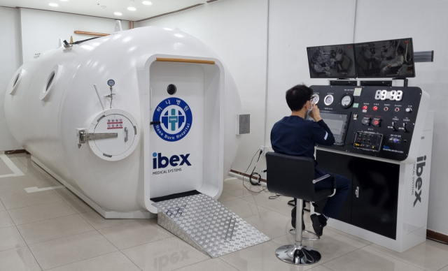 하나병원 고압산소치료센터에서 8인용 고압산소치료기를 모니터링하는 의료진. 하나병원 제공