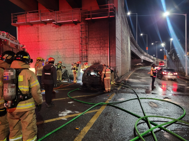 울산소방당국이 전기차 화재 현장을 수습하는 모습. 울산경찰청 제공