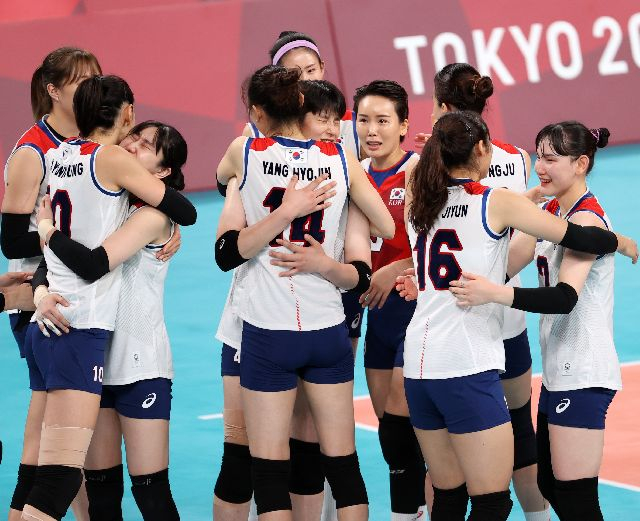 '2020 도쿄올림픽' 여자배구 세르비아와 동메달 결정전에서 패배한 한국 대표팀 선수들이 눈물을 흘리며 서로를 격려하고 있다. 연합뉴스