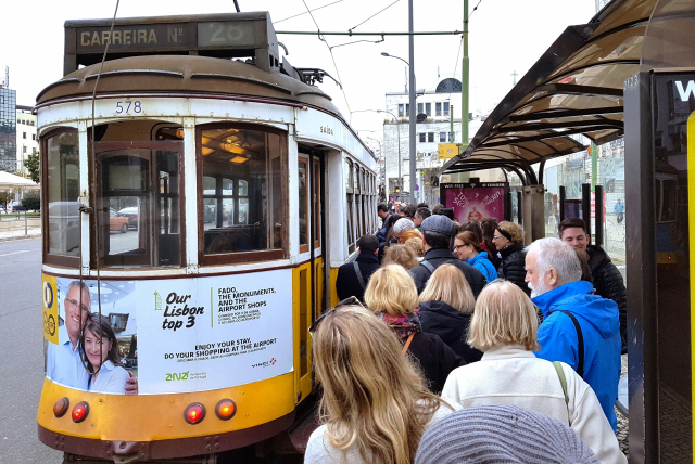 포르투갈 리스본에 간 자유여행객들이 트램 탑승을 기다리고 있다. 남태우 기자