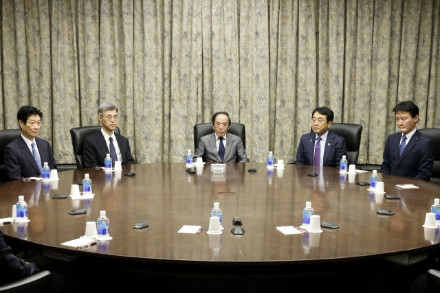 우에다 가즈오(가운데) 일본은행 총재가 23일 도쿄 일본은행 본부에서 열리는 통화정책회의에 참석했다. AFP연합뉴스