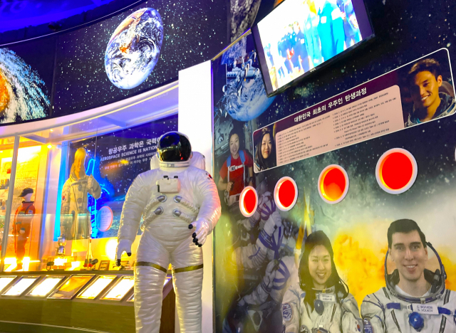 경남 사천시 항공우주박물관에 마련된 한국 최초의 우주인 이소연 관련 자료 공간. 남태우 기자