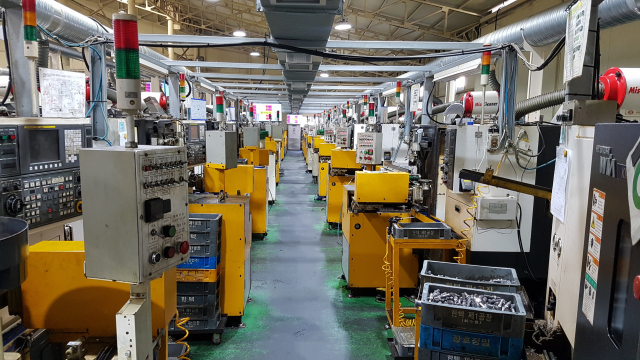 오는 27일 50인 미만 사업장에 대한 중대재해처벌법의 전면 시행을 앞두고 중소기업계가 큰 혼란에 휩싸였다. 생산라인 자동화시스템을 구축해 산재 사고 가능성을 낮춘 경남 김해의 한 제조업체. 독자 제공