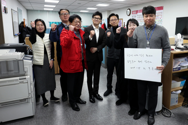 국민의힘 한동훈 비상대책위원장이 24일 오전 국회 의원회관에서 당 사무처 순방을 하며 조직국 당직자들과 총선 승리를 다짐하고 있다. 연합뉴스