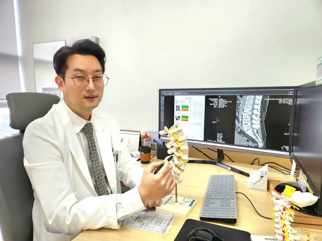 해운대부민병원 오부광 척추센터장이 낙상으로 인한 척추 손상에 대해 설명하고 있다. 해운대부민병원 제공
