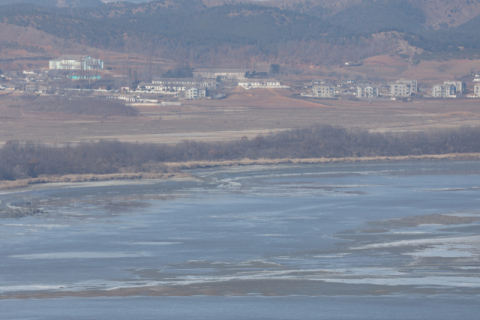 한파가 기승을 부린 지난 23일 경기도 파주시 오두산 통일전망대에서 얼어붙은 임진강 하구 너머로 북한 황해북도 개풍군 일대가 보이고 있다. 연합뉴스