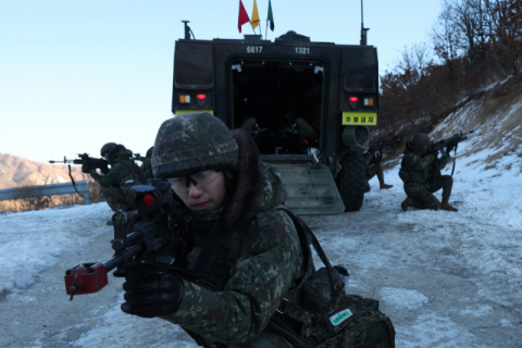 지난 25일 경기도 포천시 승진과학화훈련장에서 실시된 제병협동사격훈련에서 육군 17사단 장병이 차륜형 장갑차에서 하차 후 사주경계하고 있다. 연합뉴스