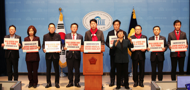 25일 국회에서 부산지역 국회의원들이 '부산 글로벌 허브 도시 특별법안' 발의 기자회견을 하고 있다. 전봉민 국민의힘 부산시당 위원장이 대표 발의한 특별법안은 부산이 대한민국의 지속 가능한 발전을 견인할 남부권의 중심축이자 국제적인 자유 비즈니스 도시로 거듭나기 위해 전면적으로 규제를 혁신하고 특례를 부여하는 내용을 담았다. 부산 여야 국회의원 18명 전원이 특별법안 발의에 이름을 올렸다. 연합뉴스