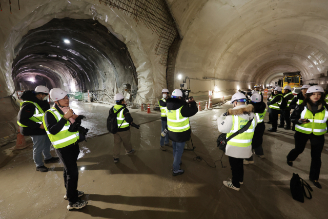 정부가 '교통 분야 3대 혁신 전략'을 공개한 지난달 25일 서울 용산구 서울역 인근 GTX-A 노선 공사장 내부 터널에서 국토교통부가 현장 설명회를 열고 있다. 연합뉴스