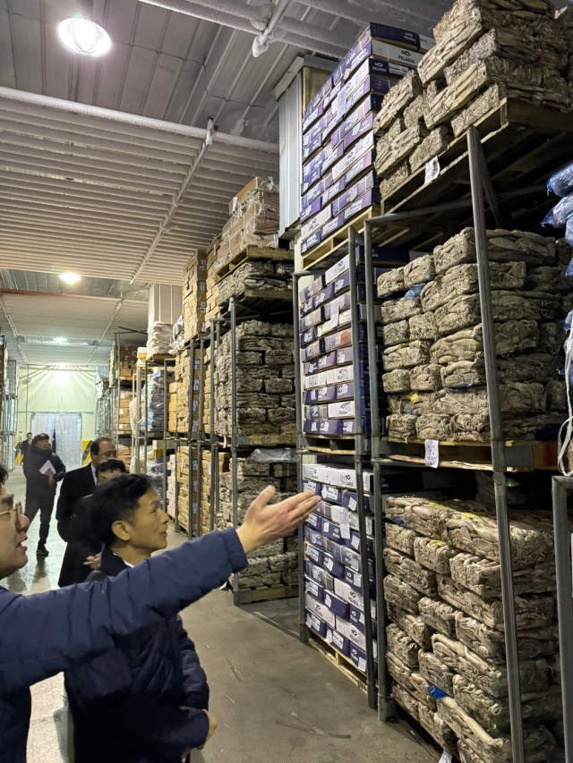 송명달 해양수산부 차관은 수산물 물가안정책임관으로서 25일 오후 부산 감천항 물류센터를 방문해 설 성수품 정부 비축물량 공급 상황 등을 점검했다. 해수부 제공