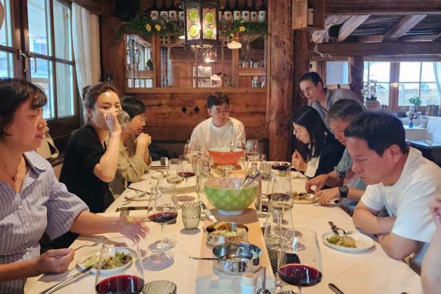 트렌티노알토아디제주의 소도시 오르티세이에 있는 미슐랭 가이드 별 2개 음식점 투블라델 레스토랑에서 저녁 식사를 하는 미식투어 참가자들. 남정민 오라 대표