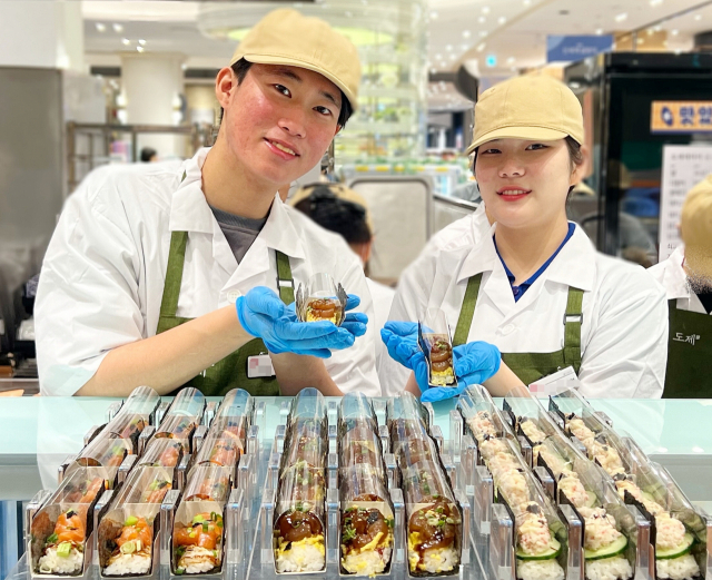 대왕 유부초밥의 원조 ‘도제’의 새로운 브랜드 ‘도제 테마끼’의 팝업 스토어가 다음 달 15일까지 신세계백화점 센텀시티점 지하 1층에서 열린다. ‘테마끼’는 손으로 말아낸 스시라는 뜻이다. 신세계백화점 제공