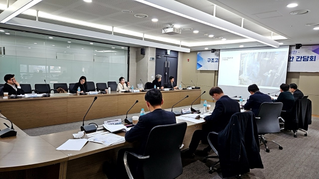 한국산업단지공단은 건축, 디자인 등 분야별 전문가 5명이 참석한 ‘구조고도화사업 공공건축 개선 방안 모색 간담회’를 지난 23일 한국산업단지공단 서울지역본부에서 개최했다. 산업단지공단 제공