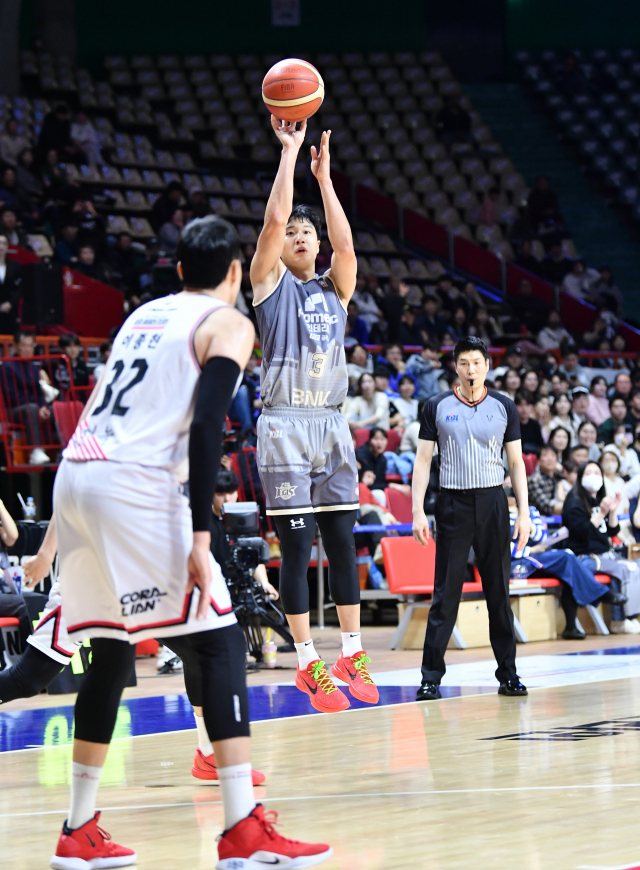 부산 KCC 허웅이 29일 안양 정관장과 원정 경기에서 3점슛을 시도하고 있다. KBL 제공