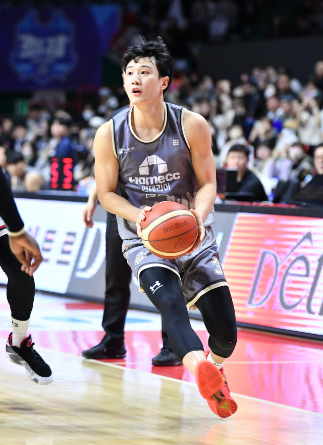 부산 KCC 허웅이 29일 정관장과 홈 경기에서 3점슛을 시도하고 있다. KBL 제공