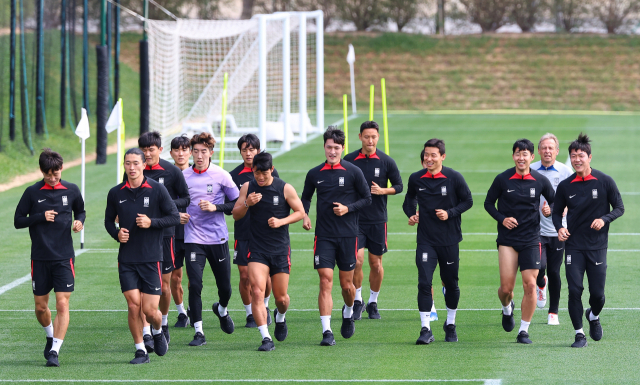 호주와 아시안컵 8강전을 앞둔 한국 대표팀 선수들이 1일(현지시간) 카타르 도하 알에글라 훈련장에서 회복 훈련을 하고 있다. 연합뉴스