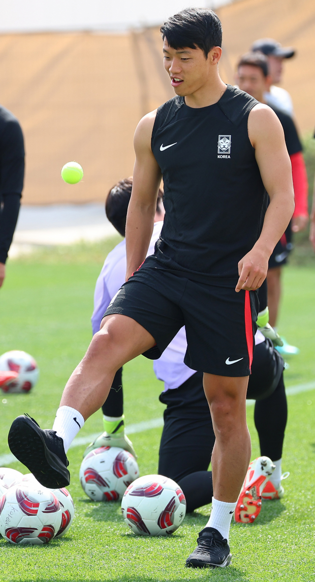 1일(현지시간) 카타르 도하 알에글라 훈련장에서 황희찬이 회복 훈련 전 테니스공으로 리프팅 연습을 하고 있다. 연합뉴스