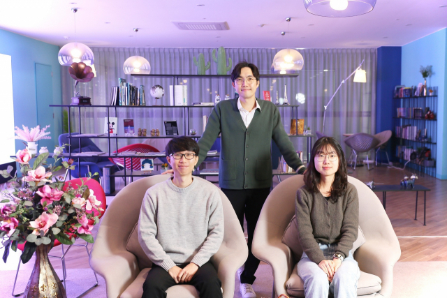 [연구진] 윗줄 곽원진 교수, 아랫줄 왼쪽부터 제 1저자 이현욱 연구원, 김자영 연구원. UNIST 제공