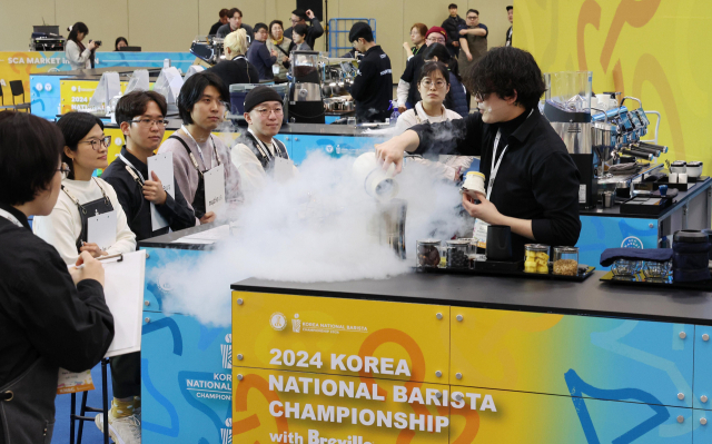 1일 부산 해운대구 벡스코에서 개막한 ‘코리아 커피 챔피언십＆스카마켓’에서 한 바리스타가 ‘코리아 내셔널 바리스타 챔비언십’ 대회에 출전해 시연하고 있다. 정종회 기자 jjh@